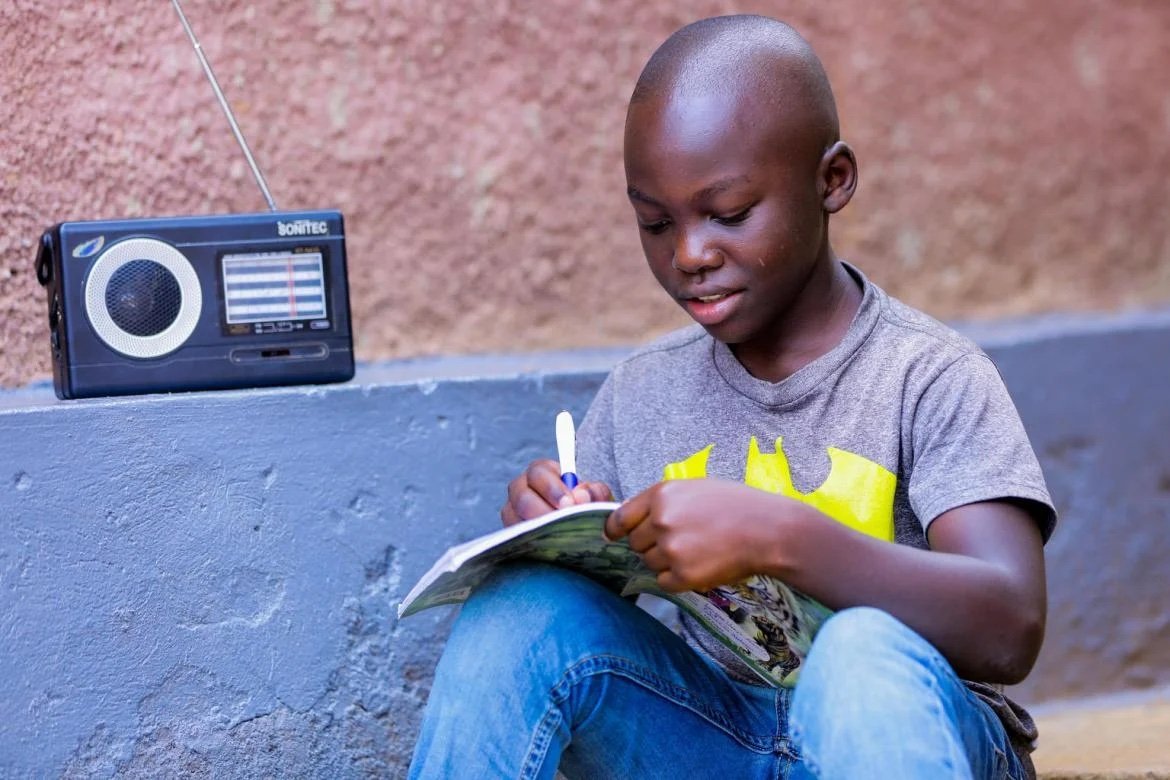 Enfant ecoute la radio